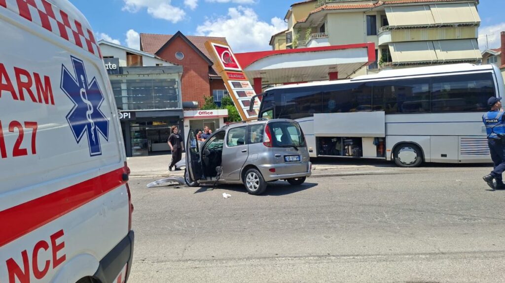 VIDEO/ Aksidentohet autobusi me nxënës në Elbasan, u përplas me një makinë, policia në vendngjarje