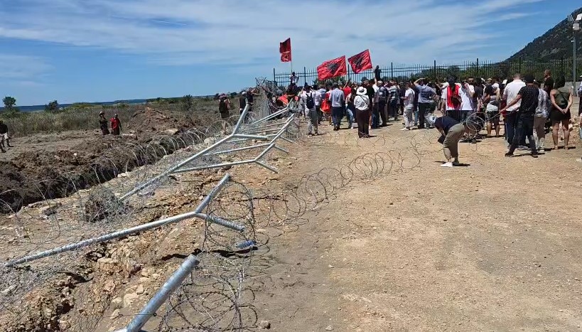 VIDEO/ Pas rrethimit prej hekuri, banorët e Rrjollit shembin edhe gardhin me tela me gjemba