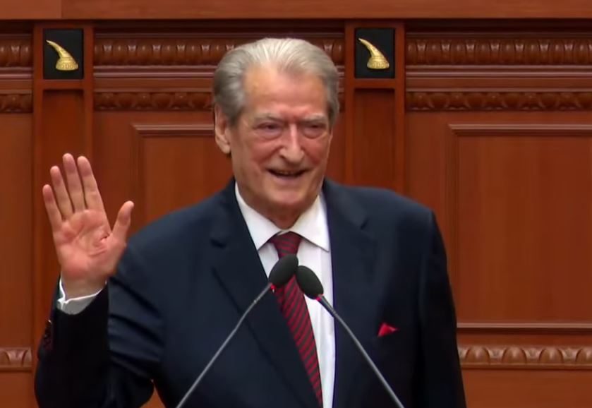 I hiqet “non-grata”? Ish-kryeministri Berisha flet nga foltorja e Kuvendit: Unë erdha, u krye