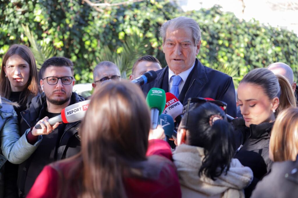 Përplasja në Zvernec, Berisha: Dhunimi i protestuesve, ishte rrëmbim në sy të Policisë, akt i shëmtuar! Projekti? PD mbështet investimet e huaja