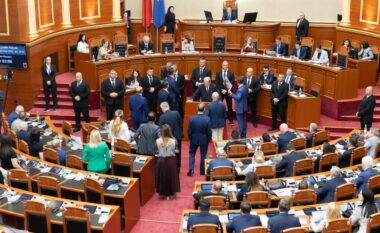 Tensione në Kuvend/ Demokratët nuk lirojnë foltoren, ndërpritet sërish pas vetëm pak minutash nisje seanca