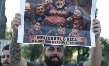 Pankartat pikante nga protesta e djeshme masive kundër Ramës: I ka ik zari, na quan sorra dhe korba, ne jemi populli