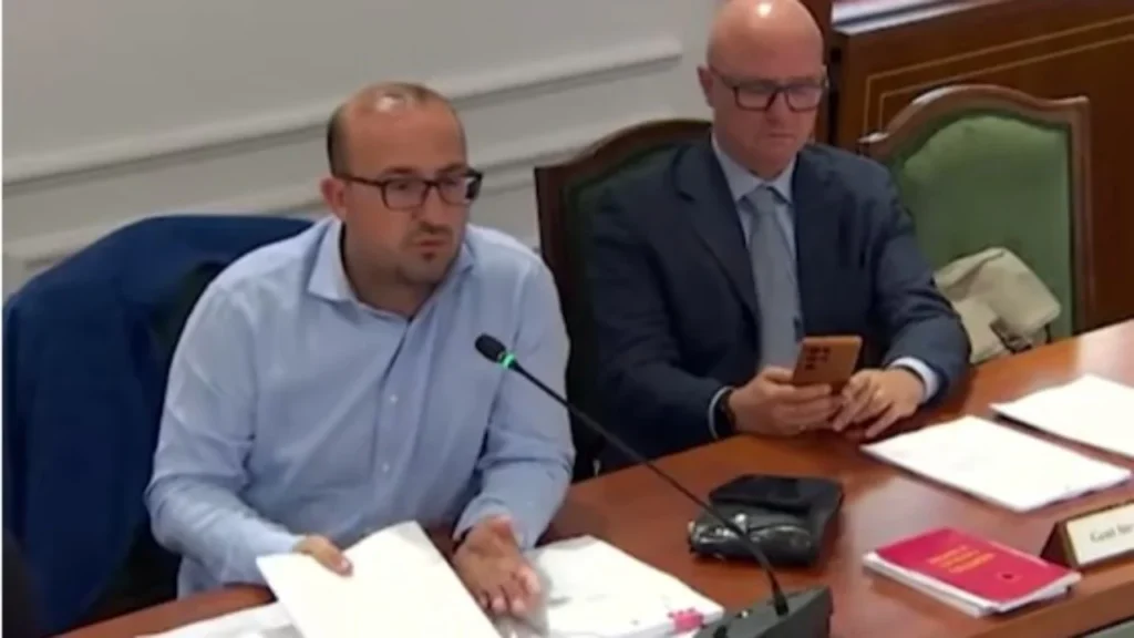 Korreshi batuta te Komisioni i Ligjeve: Të rri në Lushnje apo do më çosh në Roskovec? Zegjine Çaushi: Ti mezi fitove, deputeti i PD: Po ti që s’fitove hiç, po ta lanë të hysh në Kuvend
