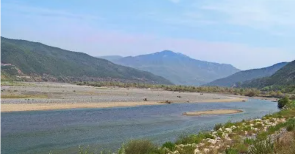 E rëndë/ Gjendet i mbytur një person në lumin Mat, dyshohet të jetë ish-oficeri Gardës