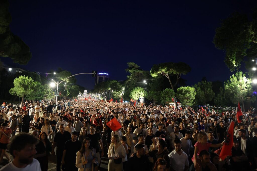 Protesta për dorëheqjen e kryeministrit, mijëra qytetarë mbushin sheshin e rrugës për të 12-tën ditë me radhë