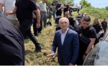 VIDEO/ Ish-presidenti Ilir Meta del nga burgu, mbërrin në ceremoninë mortore të babait