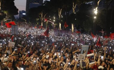 VIDEO/ Tirana në këmbë. Vijon marshimi, protestuesit kalojnë mes makinave, duartrokiten nga qytetarët!