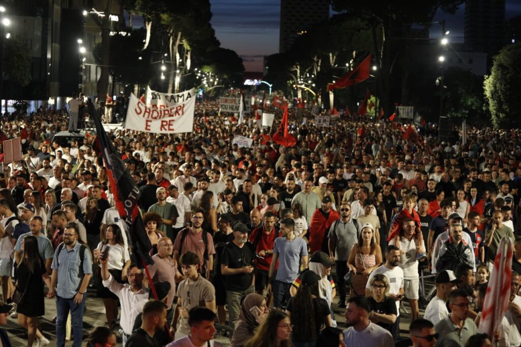 Sot protesta e 17-të qytetare për largimin e kryeministrit, sheshet dhe rrugët të mbushura plot