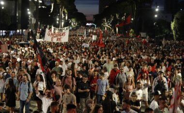 Sot protesta e 17-të qytetare për largimin e kryeministrit, sheshet dhe rrugët të mbushura plot