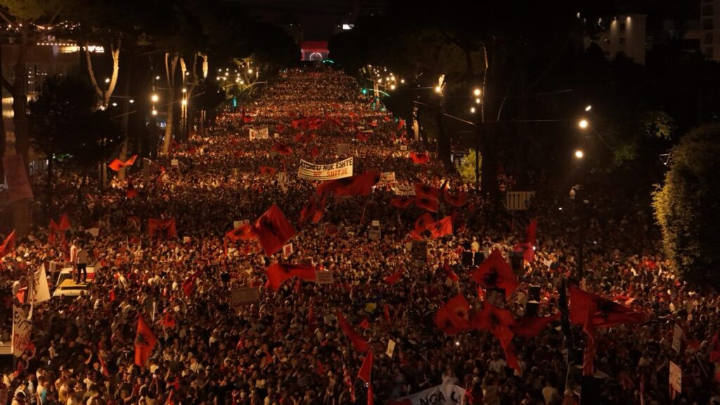 Today marks the 23rd day of the protest / Streets and squares filled for Rama’s removal, determined citizens spend the night in front of the Prime Minister’s Office