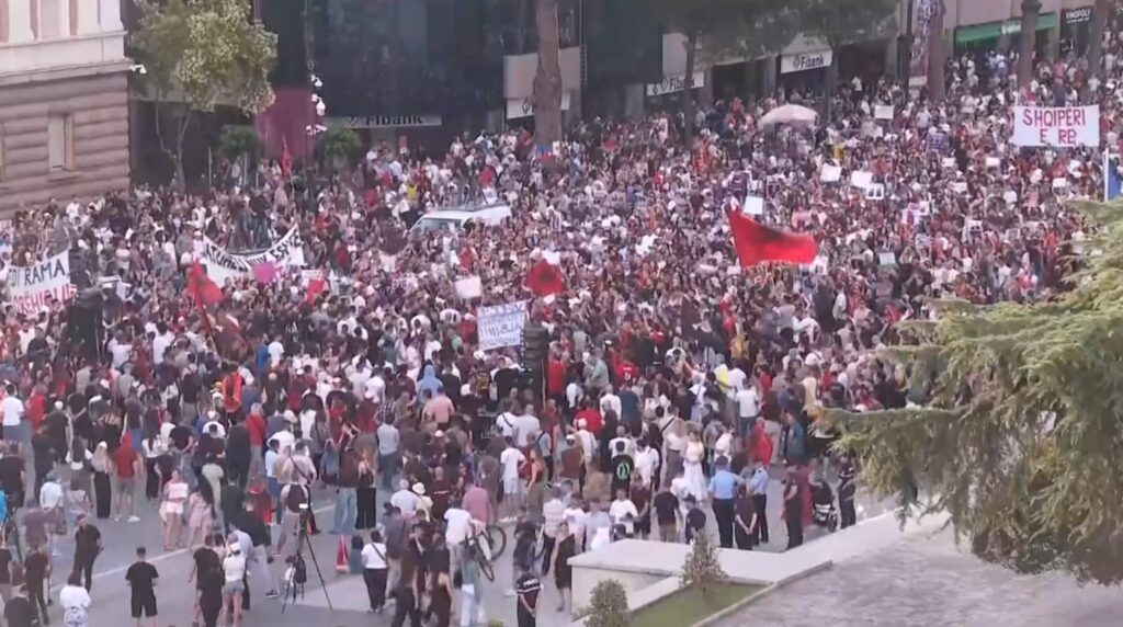 Sot mbahet protesta e 10-të, mijëra qytetarë në shesh për të kërkuar largimin e kryeministrit Rama! Pjesëmarrja rritet çdo ditë