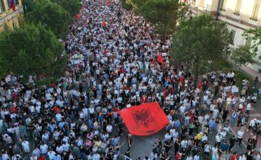 Atdheu nuk është në shitje, Edi Rama jep dorëheqjen/ Mediat e huaja “jehonë” protestës së qytetarëve kundër projektit të Zvërnecit dhe qeverisë