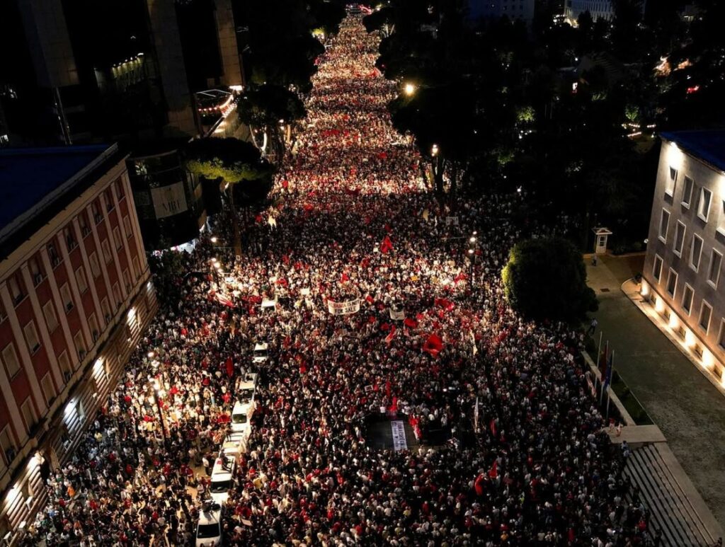 Protesta e 21-të për largimin e kryeministrit bashkon kombin/ Sot diaspora në Tiranë: Edi Rama jep dorëheqjen