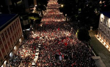 Protesta e 21-të për largimin e kryeministrit bashkon kombin/ Sot diaspora në Tiranë: Edi Rama jep dorëheqjen