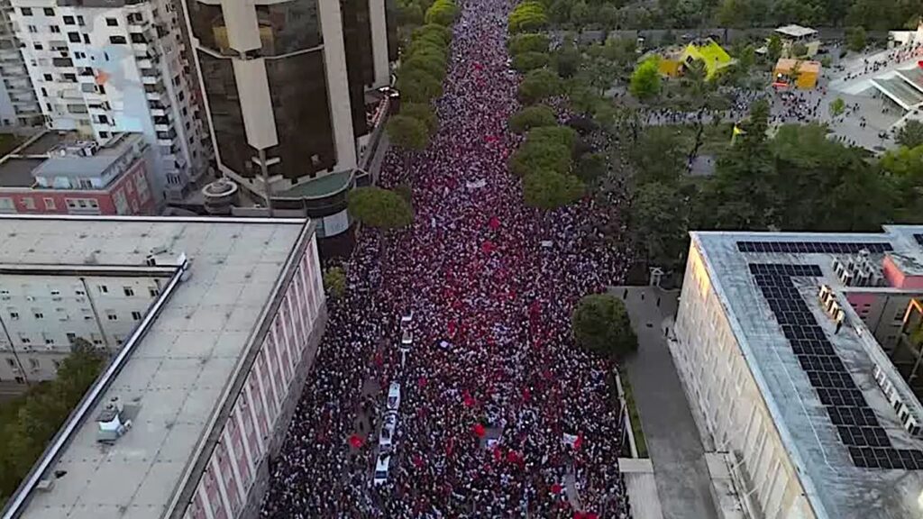 Protestat masive në Shqipëri, Fox News: Qytetarët kërkojnë dorëheqjen e kryeministrit mes akuzave për korrupsion dhe krizë politike