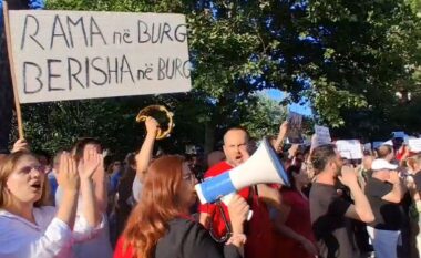Të rinjtë mbushin sheshin para Kryeministrisë/ Kërkojnë largimin e kryeministrit: Rama në burg, Berisha në burg!