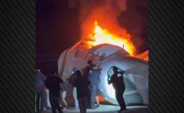 Avion privat përplaset gjatë afrimit në aeroportin e Teksasit, pamjet tregojnë shpëtimin e pasagjerëve