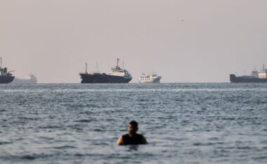 Marrëveshja mes SHBA-së dhe Iranit/ Rifillon lëvizja detare në Hormuz, tre supertankerët e parë me flamur saudit e përshkojnë ngushticën