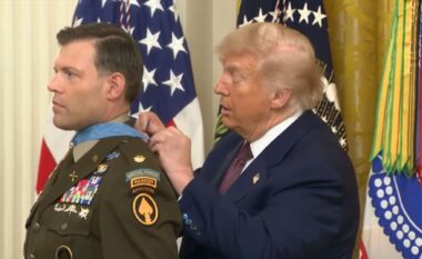 Trump has vështirësi gjatë ceremonisë në Shtëpinë e Bardhë, medaljen e veteranit e lidh me nyjë para kamerave