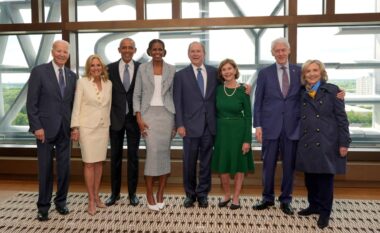 Obama hap Qendrën Presidenciale në Çikago mes pranisë së katër ish-presidentëve dhe mesazheve të forta kundër Trumpit