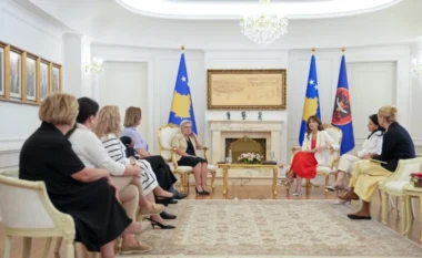 Haxhiu takon të mbijetuarit dhe përfaqësuesit e organizatave që përkrahin viktimat e dhunës seksuale të luftës