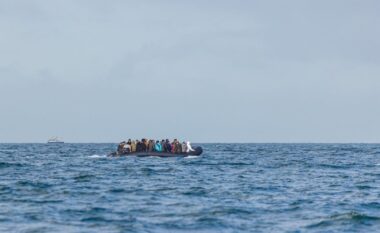 Franca nxjerr nga rreziku 157 emigrantë të paligjshëm gjatë përpjekjeve për të kaluar Kanalin Anglez