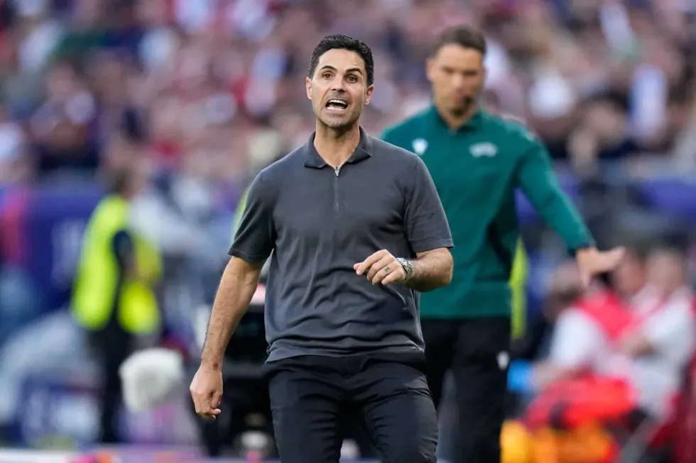 Arteta hap rrugë ndryshimeve, Arsenali vendos në treg katër lojtarë të ekipit të parë