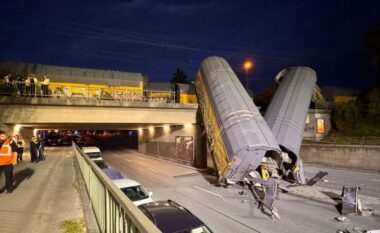 Dy vagona treni mallrash bien nga një urë në Mynih, një person në gjendje të rëndë