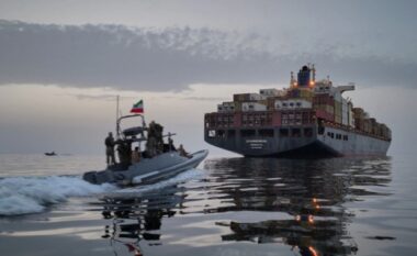 Irani njofton sërish mbylljen e Ngushticës së Hormuzit dhe pretendon se SHBA po shkel marrëveshjen