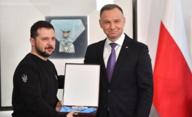 Zelensky rikthen dekoratën më të lartë të Polonisë, shtohen tensionet mes Kievit dhe Varshavës