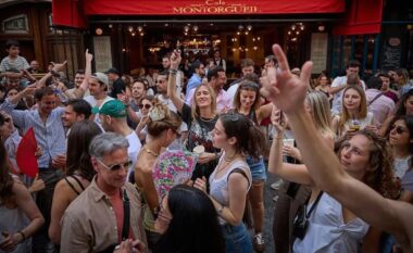 Franca vendos kufizime për alkoolin në festivalet muzikore mes temperaturave ekstreme
