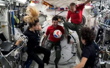 Topi zyrtar i Botërorit 2026 testohet në hapësirë, NASA vëzhgon futbollin në mikrogravitet