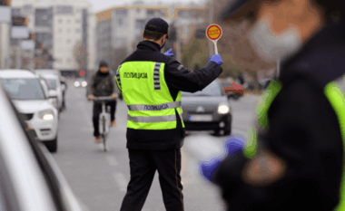 Tre persona ndalohen në Gostivar, policia i kapi duke vozitur pa patentë