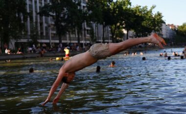 Evropa nën vapën ekstreme, 42°C në Bordeaux dhe 3 humbje jete në Francë, ndërsa brigjet e Senës mbushen me njerëz