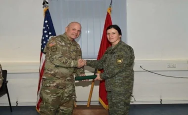 Majorja Mimoza Budeci e FSK-së diplomon me rezultate të larta në një kolegj ushtarak në Gjermani