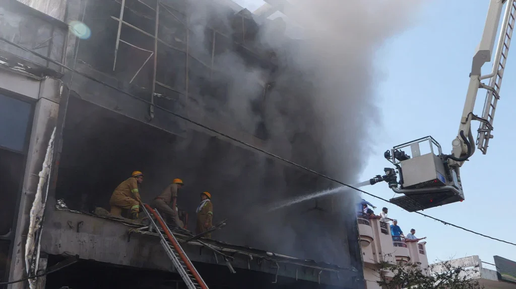 At least 15 dead in massive fire at a building in India, shocking footage of people jumping from windows