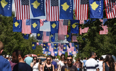 Sondazhi 2026: Kosovarët besojnë më shumë te SHBA-ja dhe NATO, ndërsa mbështetja për BE-në mbetet e lartë
