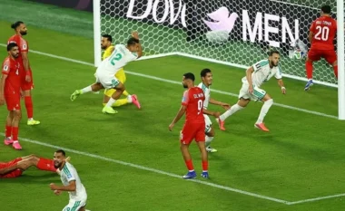 Algjeria përmbys Jordaninë 2-1 dhe ruan shpresat për kalimin në fazën eliminatore të Kupës së Botës