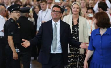 Andy Burnham shihet pranë Downing Street, por mbetet pyetja nëse është gati të marrë drejtimin e Britanisë