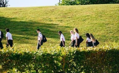 Britania përballet me vapë ekstreme, dhjetëra shkolla pezullojnë ose shkurtojnë mësimin për mbrojtjen e nxënësve