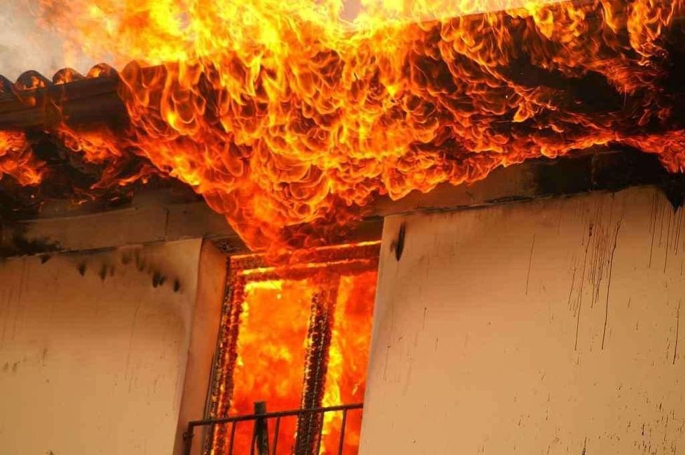 Përfshihet nga flakët një banesë në fshatin Trebosh të Tetovës