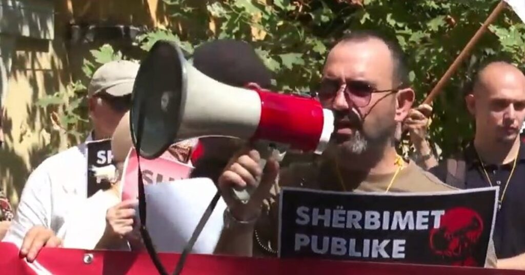 Trade Union Confederation protests outside the Ministry of Finance and presents its 5 main demands