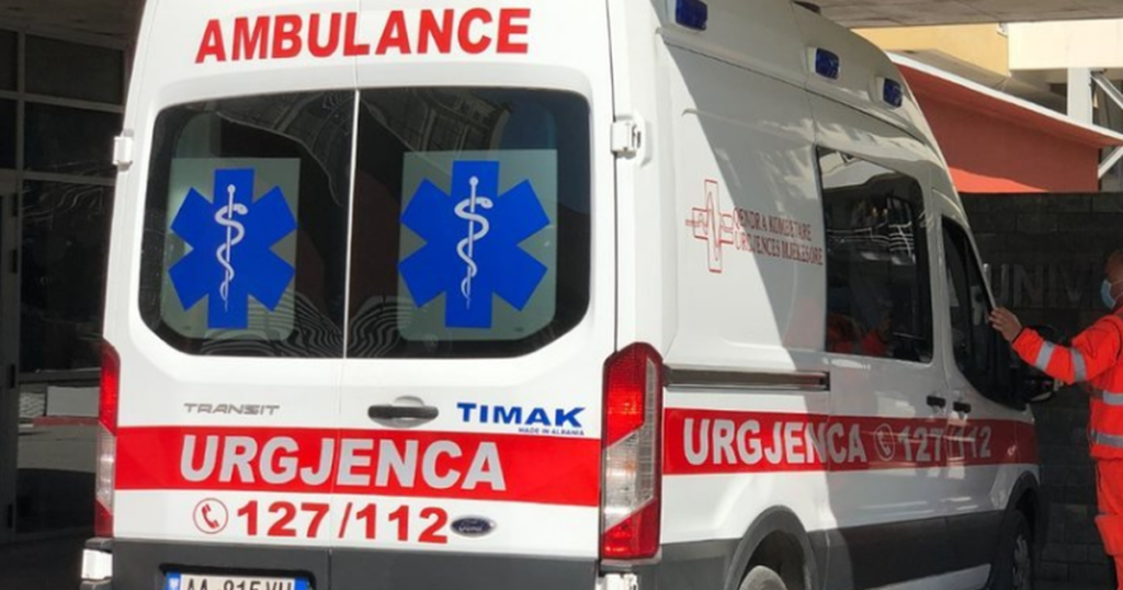 FOTO/ Çiklisti përplaset nga një makinë te vijat e bardha në zonën e Pallatit me Shigjeta në Tiranë