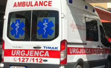 FOTO/ Çiklisti përplaset nga një makinë te vijat e bardha në zonën e Pallatit me Shigjeta në Tiranë