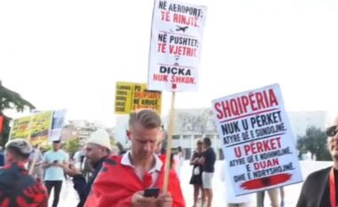 Dita e 24-t e protestës, qytetarët mblidhen sërish në sheshin “Skënderbej”