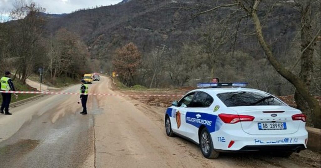 Reshjet shkaktojnë rrëshqitje dherash, ndërpritet sërish lëvizja në aksin Librazhd-Prrenjas