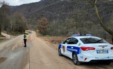 Reshjet shkaktojnë rrëshqitje dherash, ndërpritet sërish lëvizja në aksin Librazhd-Prrenjas