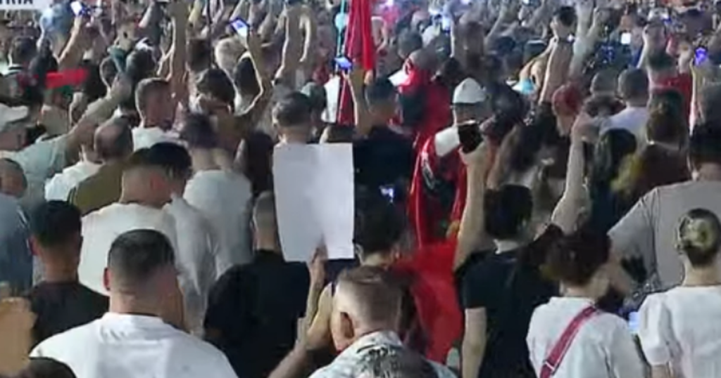 Përfundojnë fjalimet përpara Kryeministrisë, qytetarët nisin marshimin