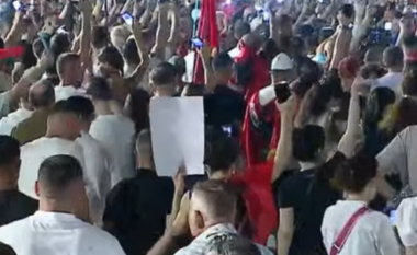 Përfundojnë fjalimet përpara Kryeministrisë, qytetarët nisin marshimin