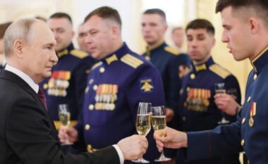 Putin para të diplomuarve ushtarakë rusë: NATO dhe Perëndimi po përgatiten për një luftë ndaj vendit tonë